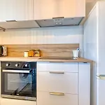Ambiance Cosy: 4 Personnes-Wifi Fibre-Tout Equipe